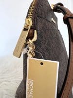 Crossbody MK monograma café - Imagen 2