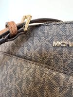 Crossbody MK monograma café - Imagen 3