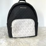 Mochila MK negra bolsillo blanco monograma