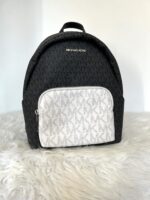 Mochila MK negra bolsillo blanco monograma