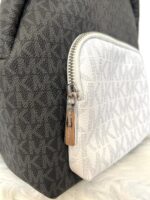 Mochila MK negra bolsillo blanco monograma - Imagen 2