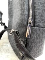 Mochila MK negra bolsillo blanco monograma - Imagen 3