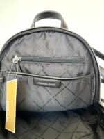Mochila MK negra bolsillo blanco monograma - Imagen 4